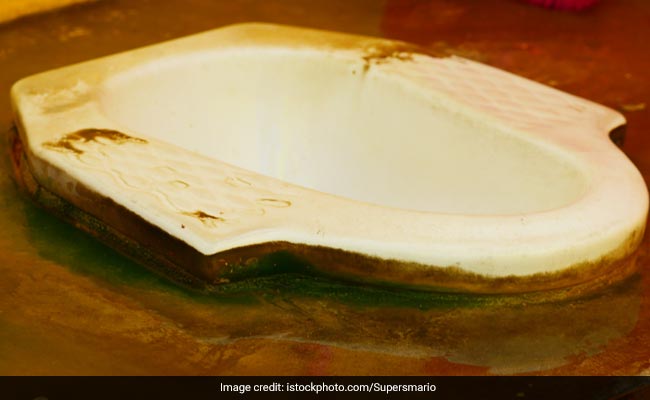 टॉयलेट सीट पर जम गए यूरिन के दाग नहीं ले रहे हटने का नाम, इन टिप्स की मदद से हो जाएंगे गायब