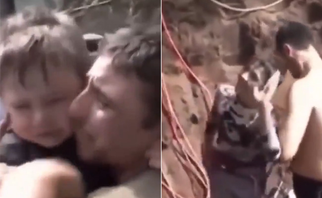 14 साल के बहादुर लड़के ने पाइप में घुस कर मासूम बच्चे की बचाई जिंदगी, वीडियो रुला देगा