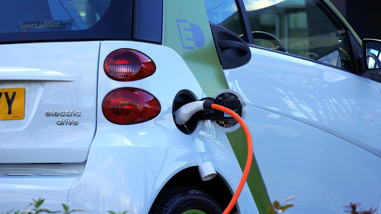 Electric Vehicles Will Cost Same As Petrol Within A Year: Nitin Gadkari