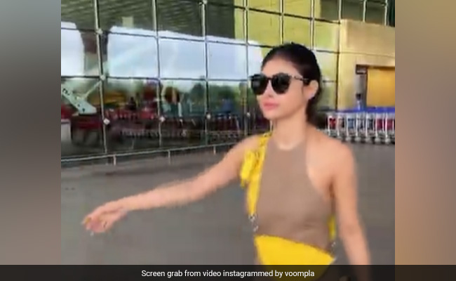 इतने लाख रुपये का बैग और चप्पल पहनकर घर से निकलीं मौनी रॉय, इतने में हो जाएगी विदेश यात्रा