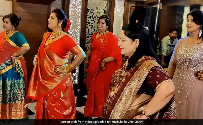 सास बहू के बीच जमकर हुई डांस टक्कर, फिर बेटे ने किया कुछ ऐसा जिसे देख आग बबूला हुई मां, जमकर VIRAL हो रहा वीडियो 