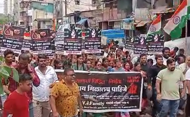 यौन उत्पीड़न और ब्लैकमेलिंग से परेशान होकर जान देने वाली नाबालिग को न्याय दिलाने के लिए निकाला जुलूस