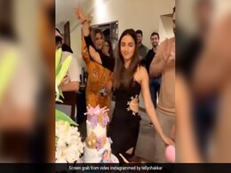 जैस्मिन भसीन ने अली गोनी के साथ मनाया अपना 32वां जन्मदिन, 'तेरा हैप्पी बर्थडे' पर यूं किया डांस, Video वायरल  जैस्मिन भसीन ने अली गोनी के साथ मनाया अपना 32वां जन्मदिन, 'तेरा हैप्पी बर्थडे' पर यूं किया डांस, Video वायरल