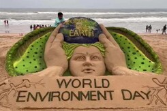 'विश्व पर्यावरण दिवस' पर सुदर्शन पटनायक ने बनाई रेत की कलाकृति  'विश्व पर्यावरण दिवस' पर सुदर्शन पटनायक ने बनाई रेत की कलाकृति