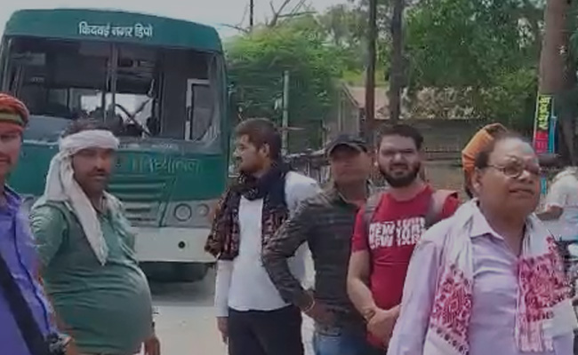 अग्निपथ के विरोध में प्रदर्शनकारियों का उत्पात, यात्रियों से भरी बस पर पथराव, कई वाहनों में की तोड़फोड़