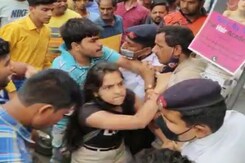 Delhi Traffic Cop Thrashed Over 'Misconduct' Delhi Traffic Cop Thrashed Over 'Misconduct'