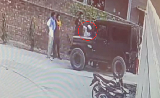 On Camera, Man Takes Selfie With Sidhu Moose Wala. Cops Probe His Role