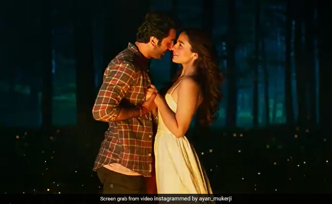 <I>Brahmastra</i> Trailer: Alia Bhatt And Ranbir Kapoor's Chemistry Is Fireworks (Literally). Twitter Agrees