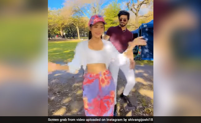 टीवी इस बहू ने 'गोमी गोमी' गाने पर किया धमाकेदार डांस, देखकर फैंस बोले- 'आप बहुत क्यूज हैं'