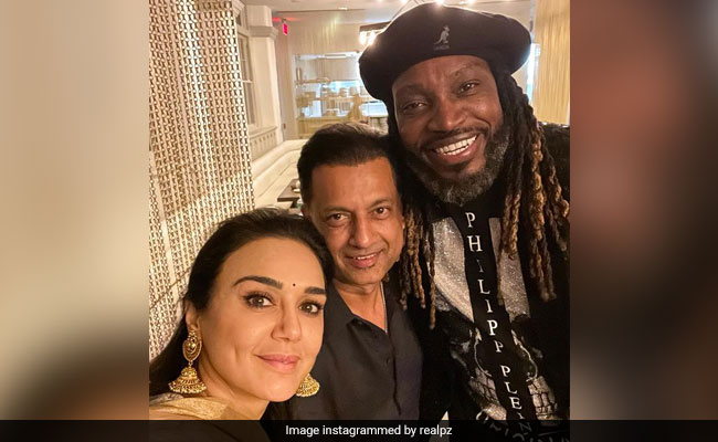 माथे पर बिंदी और कान में झूमके डाल अमेरिका में एन्जॉय करती दिखीं प्रीति जिंटा, साथ में नजर आए ये विदेश क्रिकेटर