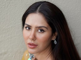 For Sonam Bajwa, "One <i>Challi</i> Is Never Enough" As She Munches On Corn Cobs On The Go