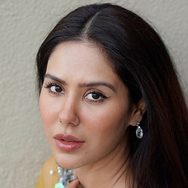 For Sonam Bajwa, 'One Challi Is Never Enough' As She Munches On Corn Cobs On The Go