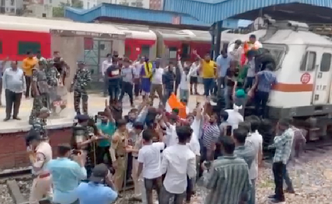 Youth Congress Workers Stop Train In Delhi To Protest 'Agnipath'
