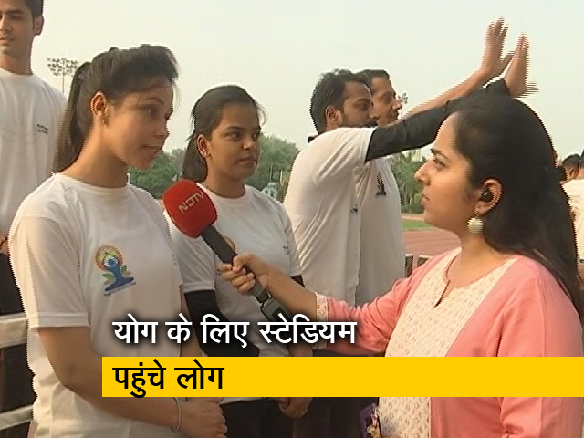 त्यागराज स्टेडियम में योग करने पहुंचे लोग, केजरीवाल भी कार्यक्रम में करेंगे शिरकत
