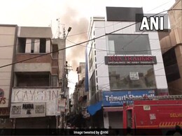 दिल्ली के गफ्फार मार्केट में भीषण आग, फायर ब्रिगेड की 39 गाड़ियां तैनात दिल्ली के गफ्फार मार्केट में भीषण आग, फायर ब्रिगेड की 39 गाड़ियां तैनात