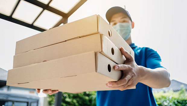 Pizza Delivery Man Screams Outside Customer's House; The Reason Will Leave You In Splits