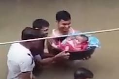 असम में सीने तक चढ़ी बाढ़ में नवजात को टोकरी में ले गया पिता... असम में सीने तक चढ़ी बाढ़ में नवजात को टोकरी में ले गया पिता...