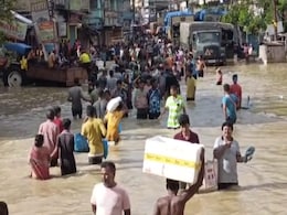 असम में बाढ़ के पानी में घिरे हजारों गांव, मरने वालों की संख्या पहुंची 121; बचाव कार्य जारी असम में बाढ़ के पानी में घिरे हजारों गांव, मरने वालों की संख्या पहुंची 121; बचाव कार्य जारी