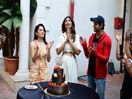 शिल्पा शेट्टी ने परिवार संग बनाया अपना 47वां बर्थडे, एक्ट्रेस की पार्टी में पहुंचे ये सितारे शिल्पा शेट्टी ने परिवार संग बनाया अपना 47वां बर्थडे, एक्ट्रेस की पार्टी में पहुंचे ये सितारे