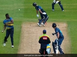 कार्लोस ब्रेथवेट ने खोया आपा, बल्लेबाज को दे मारी गेंद, अंपायर ने तुरंत सुना दी सजा- Video कार्लोस ब्रेथवेट ने खोया आपा, बल्लेबाज को दे मारी गेंद, अंपायर ने तुरंत सुना दी सजा- Video