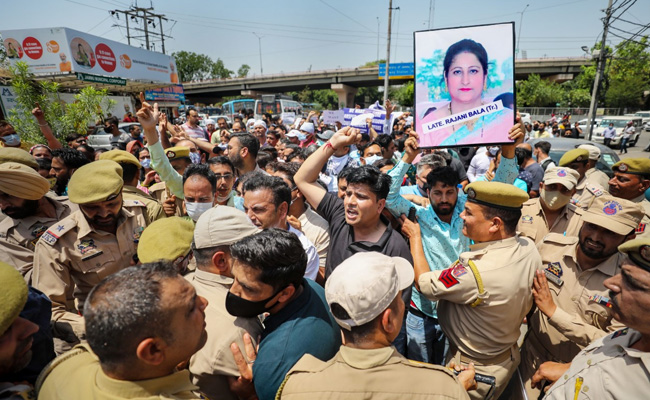 Fear-Stricken Government Employees March In Jammu Demanding Transfer To Home Districts