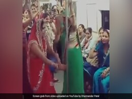 दिल्ली मेट्रो में महिलाओं ने ढोलक की थाप पर झूमकर किया डांस, यात्रियों ने जमकर बजाई तालियां दिल्ली मेट्रो में महिलाओं ने ढोलक की थाप पर झूमकर किया डांस, यात्रियों ने जमकर बजाई तालियां