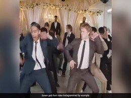 विदेशी दूल्हे के दोस्तों ने बॉलीवुड गाने पर किया जमकर डांस, VIDEO देख फैन्स बोले- आपने तो अक्षय कुमार को भी फेल कर दिया... विदेशी दूल्हे के दोस्तों ने बॉलीवुड गाने पर किया जमकर डांस, VIDEO देख फैन्स बोले- आपने तो अक्षय कुमार को भी फेल कर दिया...