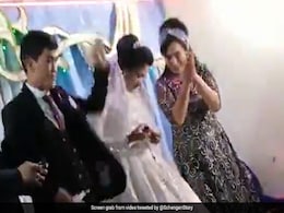 दूल्हे ने स्टेज पर ही दुल्हन को जड़ दिया ज़ोरदार थप्पड़, फिर लड़की ने किया कुछ ऐसा, Video देख आ जाएगा गुस्सा दूल्हे ने स्टेज पर ही दुल्हन को जड़ दिया ज़ोरदार थप्पड़, फिर लड़की ने किया कुछ ऐसा, Video देख आ जाएगा गुस्सा