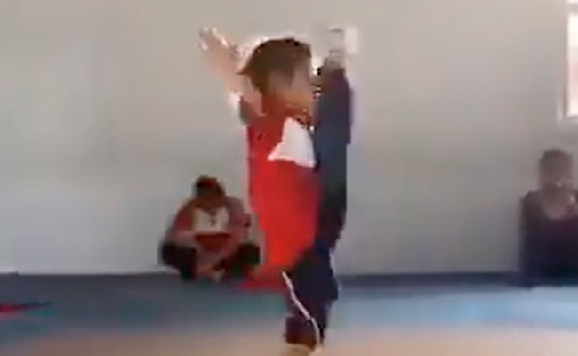 छोटी सी बच्ची की फ्लेक्सिबिलिटी देख हैरत में पड़े नेटिजन्स, बोले- लगता है शरीर में नहीं है हड्डियां