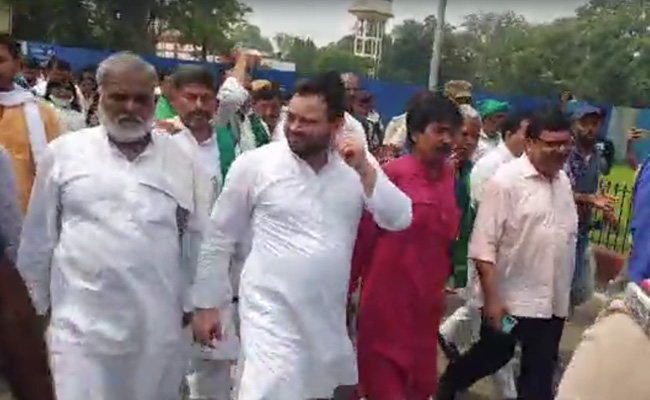 बिहार : अग्निपथ के विरोध में विपक्ष का मार्च, तेजस्वी बोले-'युवाओं के भविष्य के साथ किया जा रहा खिलवाड़'