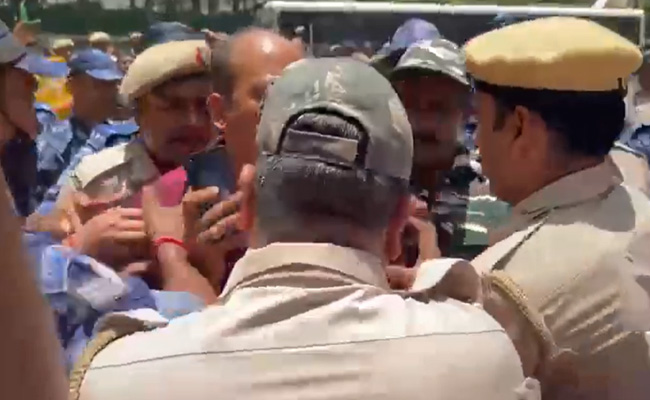 BJP's "Private Militia": Congress Slams Cops For Barging Into Headquarters