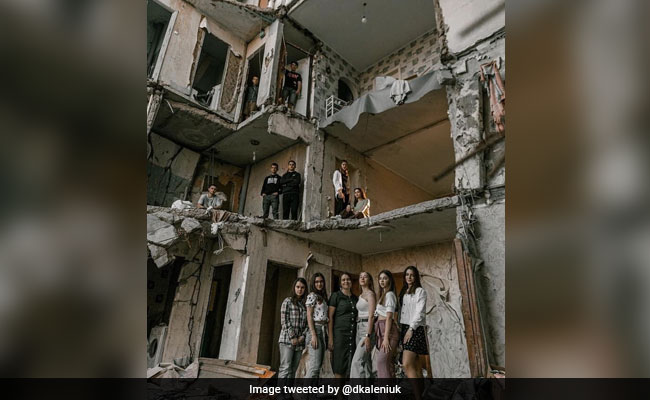 High School Students Pose For Photoshoot In War-Torn Ukraine, Photo Viral