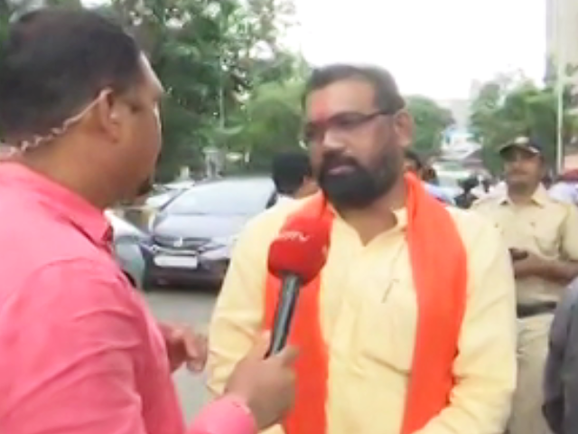 Shiv Sena Workers Gather Outside Sena Bhavan, Extend Support To Uddhav Thackeray