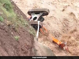 भूस्खलन के कारण सिक्किम और पश्चिम बंगाल के बीच सड़क संपर्क टूटा भूस्खलन के कारण सिक्किम और पश्चिम बंगाल के बीच सड़क संपर्क टूटा