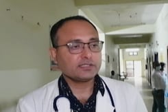 असम के स्नैक डॉक्टर गांवों में बचा रहे हैं लोगों की जिंदगियां, यहां देखे उनकी प्रेरित करने वाली कहानी असम के स्नैक डॉक्टर गांवों में बचा रहे हैं लोगों की जिंदगियां, यहां देखे उनकी प्रेरित करने वाली कहानी