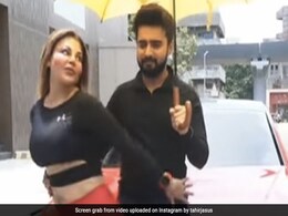 बीच सड़क बॉयफ्रेंड संग डांस करने लगीं राखी सावंत, देखकर फैंस बोले- ये सिर्फ राखी ही कर सकती है' बीच सड़क बॉयफ्रेंड संग डांस करने लगीं राखी सावंत, देखकर फैंस बोले- ये सिर्फ राखी ही कर सकती है'