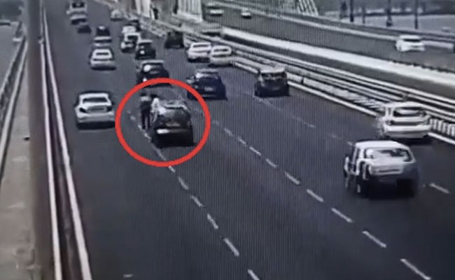 Video: घायल पक्षी को बचाने गाड़ी से उतरे दो लोगों को टैक्सी ने मारी टक्कर, हो गई मौत; रूह कंपाने वाला है हादसे का दृश्य