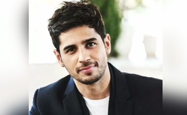 सिद्धार्थ मल्होत्रा के भाई Harshad Malhotra हैं उनसे भी ज्यादा डैशिंग और स्मार्ट, PHOTO देख लोग बोले- OMG इतना हैंडसम !