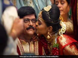 बहन की शादी में भाई ने दिया ऐसा तोहफा, देखते ही फूट-फूटकर रोने लगा सारा परिवार - देखें Video बहन की शादी में भाई ने दिया ऐसा तोहफा, देखते ही फूट-फूटकर रोने लगा सारा परिवार - देखें Video