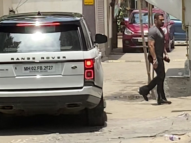 सलमान खान कैजुअल आउटफिट में आए नजर