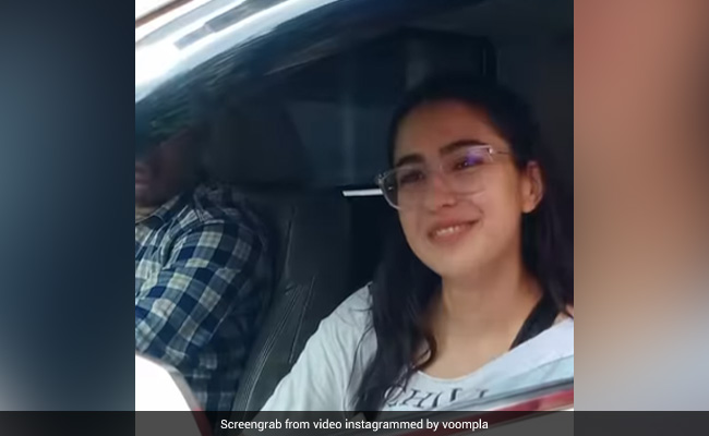 सेल्फी ले रहे फैन के फोन के साथ हुआ कुछ ऐसा, खुद की भी हंसी भी नहीं रोक पाईं सारा अली खान