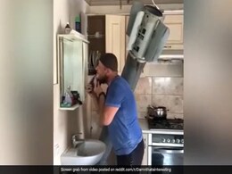 यूक्रेन में एक शख्स के घर में मिसाइल हमले होने के बावजूद बड़े मजे से दाढ़ी बना रहा है यूक्रेन में एक शख्स के घर में मिसाइल हमले होने के बावजूद बड़े मजे से दाढ़ी बना रहा है