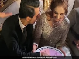 शादी की इस अनोखी रस्म को देख दूल्हे का चकरा गया सिर, लोग बोले- जूते चुराई कर लो बस ये रस्म मत करो...  शादी की इस अनोखी रस्म को देख दूल्हे का चकरा गया सिर, लोग बोले- जूते चुराई कर लो बस ये रस्म मत करो...