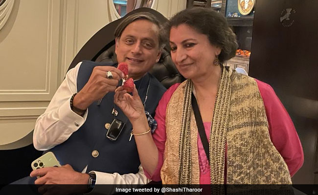 Shashi Tharoor Raises "Strawberry Toast" With Booker Prize Winner