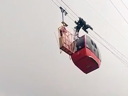 हिमाचल में केबल कार हवा में अटकी, 3 घंटे की मशक्कत के बाद सभी 11 पर्यटक बचाए गए हिमाचल में केबल कार हवा में अटकी, 3 घंटे की मशक्कत के बाद सभी 11 पर्यटक बचाए गए