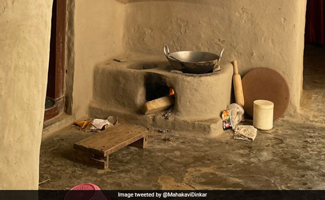 गांव के घर में बने मिट्टी के चूल्हे की तस्वीर हुई वायरल, लोग बोले-  इसके सामने तो लंदन और मॉस्को भी कुछ नहीं...