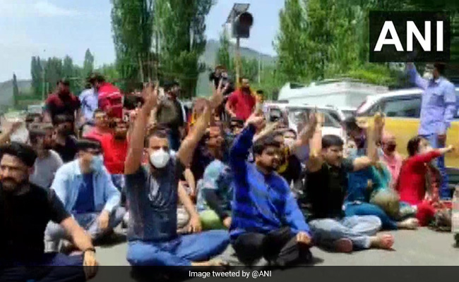 Protests Continue in Jammu For 2nd day Against Killing of Woman Teacher
