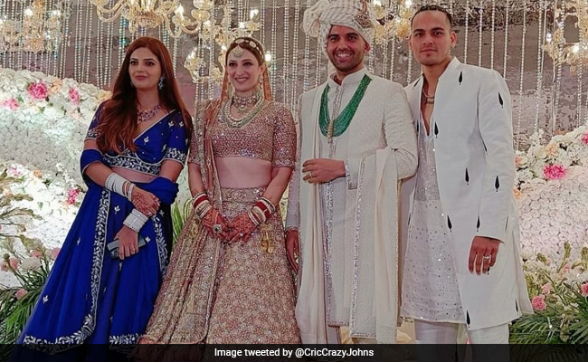 भाई की शादी में पत्नी संग सज संवरकर पहुंचे राहुल चाहर, देखें तस्वीर