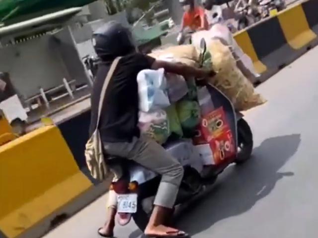 '32GB Phone Carrying 31.9GB Data': Man Rides Overloaded Scooter