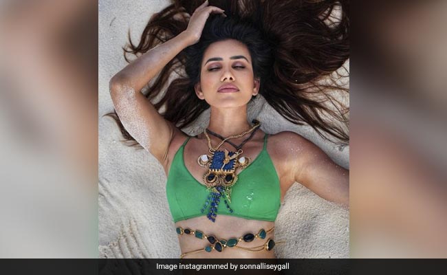 Sonnalli Seygall's "Resting Beach Face" Is A Summer Bonus With Her Green Swimsuit